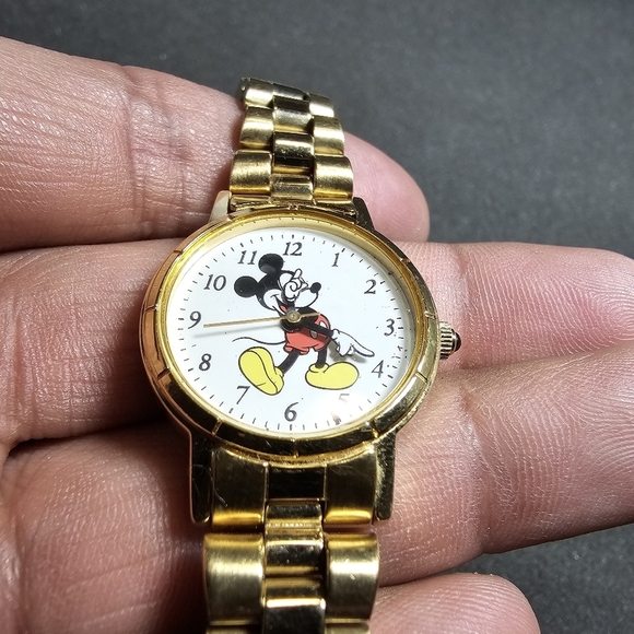 Disney Mickey Mouse Quartz Gold Tone Fashion Watch Exclusively For Disney Workin - Picture 2 of 10